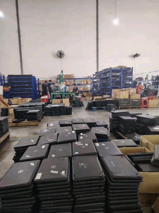 Teknisi membongkar laptop untuk inspeksi